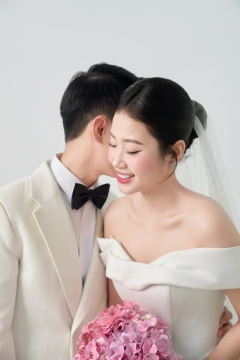 Minh Đức ghé sát Tường Vi, bên bó cẩm tú cầu hồng